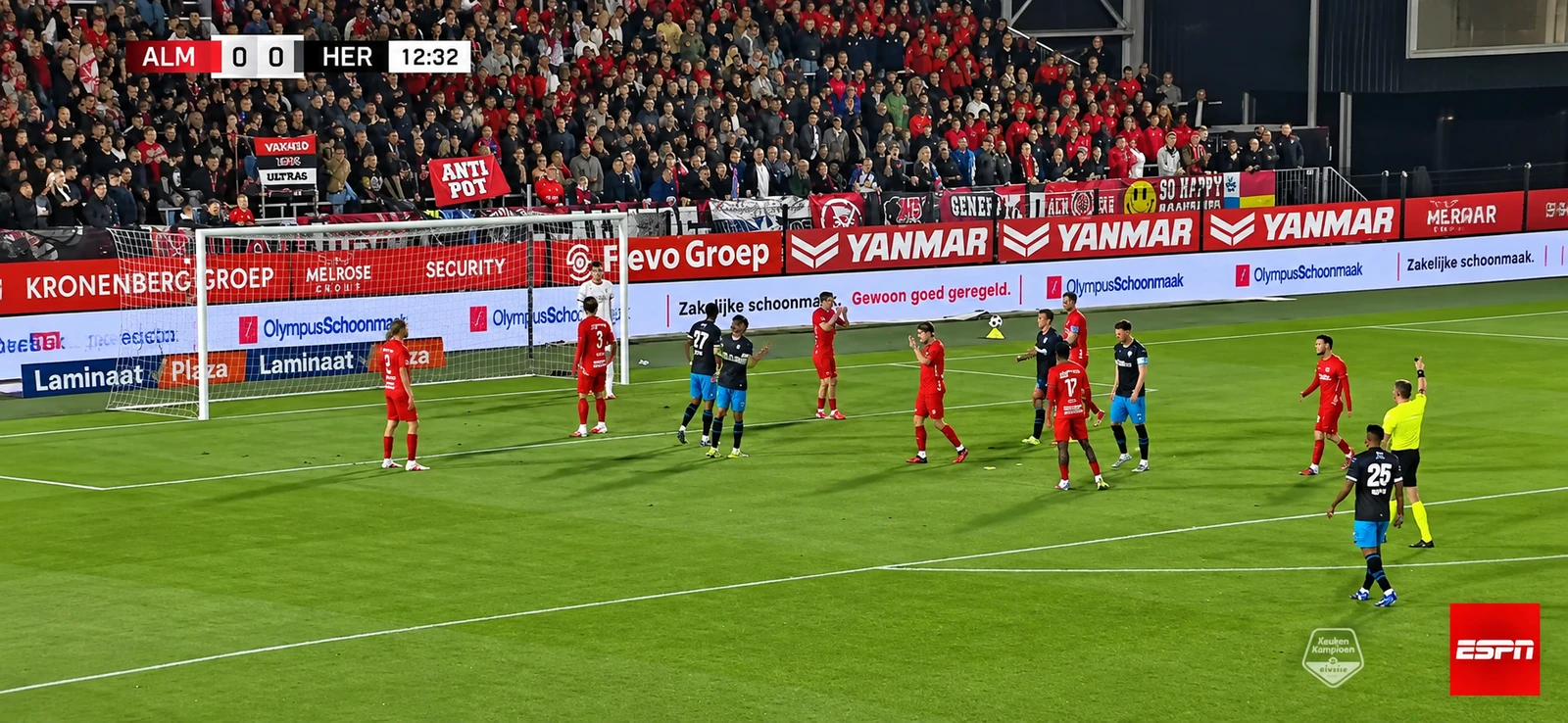 Olympus Schoonmaak zichtbaar op de LED-boarding tijdens een wedstrijd van Almere City FC.